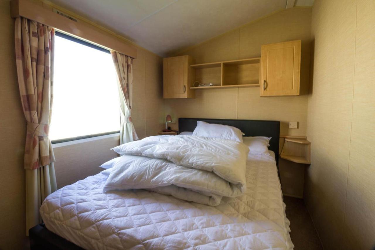 Lovely 6 Berth Caravan At Naze Marine In Essex Ref 17275c *