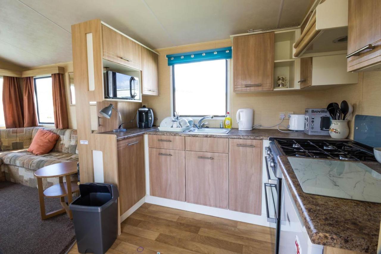 Lovely 6 Berth Caravan At Naze Marine In Essex Ref 17275c Walton-on-the-Naze