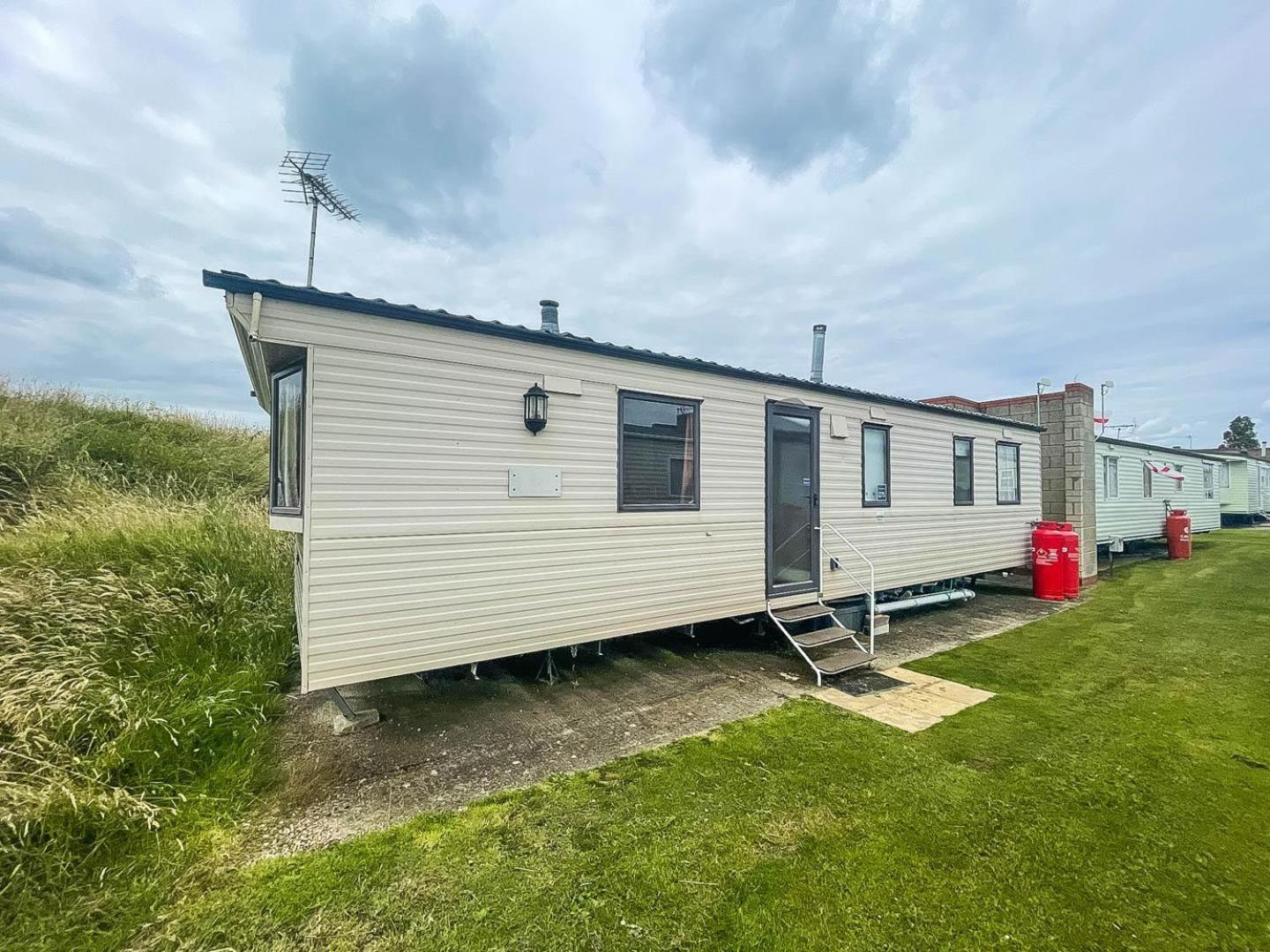 Campsite Lovely 6 Berth Caravan At Naze Marine In Essex Ref 17275c *