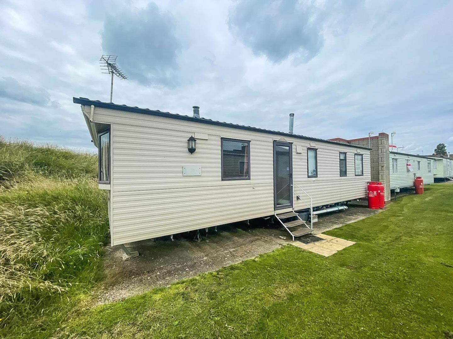 Lovely 6 Berth Caravan At Naze Marine In Essex Ref 17275c Campsite