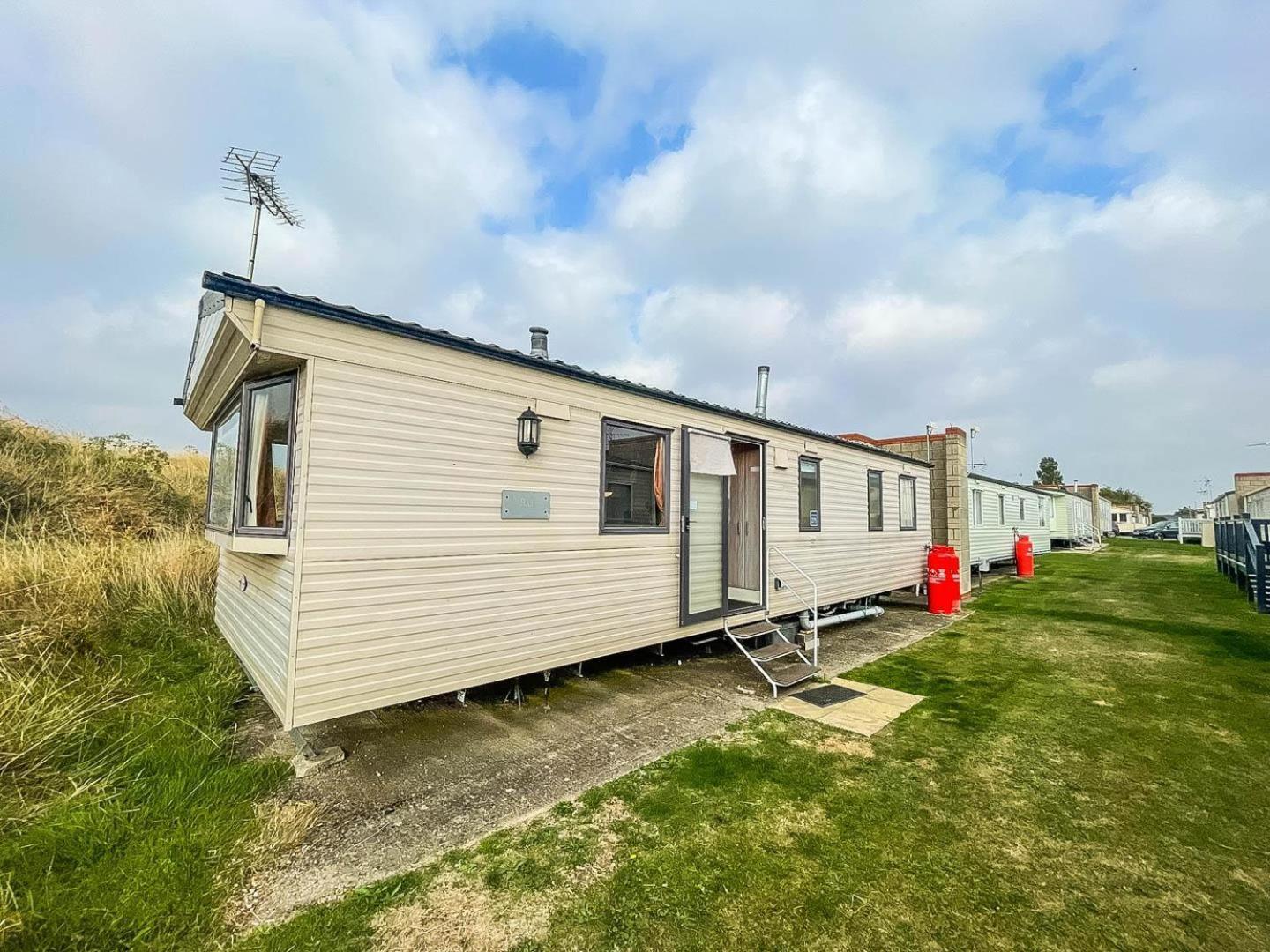 Lovely 6 Berth Caravan At Naze Marine In Essex Ref 17275c * Walton-on-the-Naze