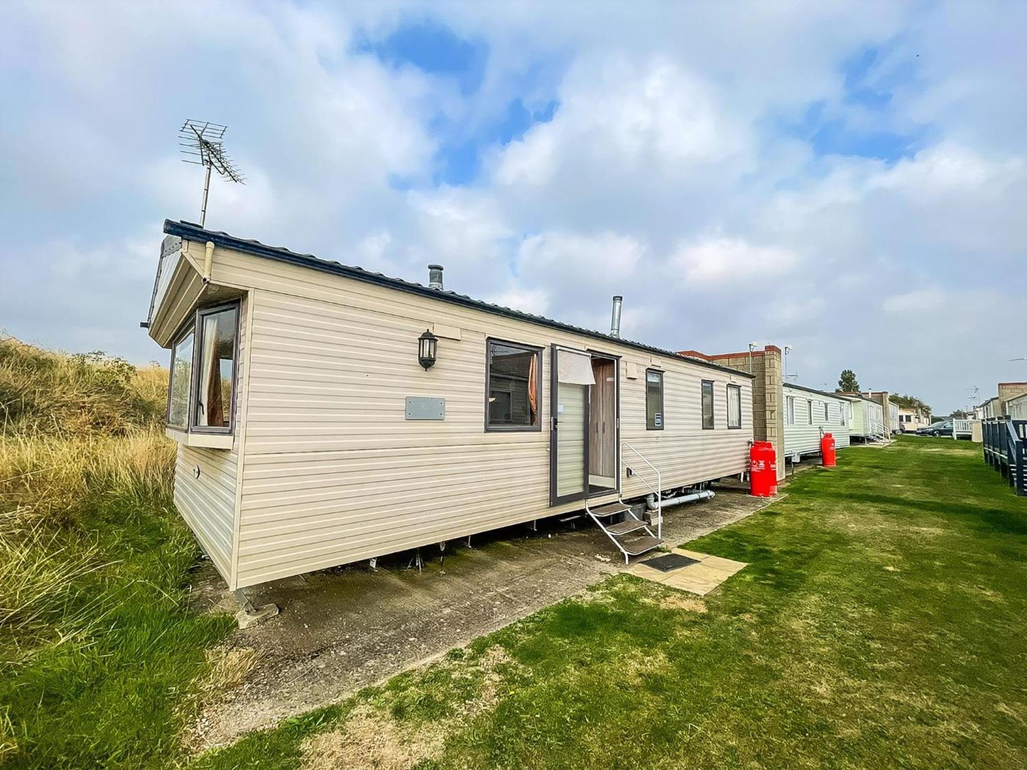 Campsite Lovely 6 Berth Caravan At Naze Marine In Essex Ref 17275c Walton-on-the-Naze