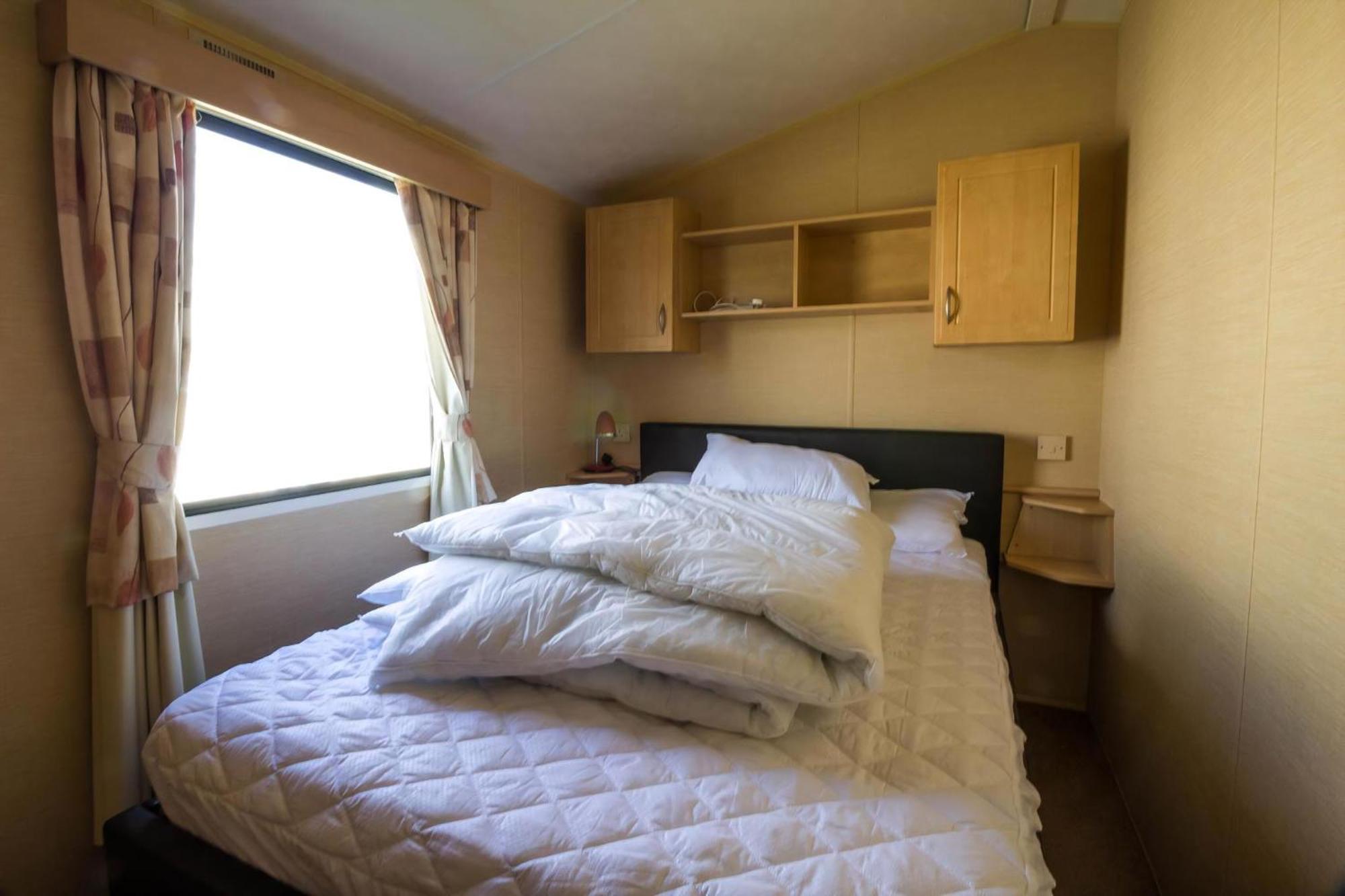 Lovely 6 Berth Caravan At Naze Marine In Essex Ref 17275c