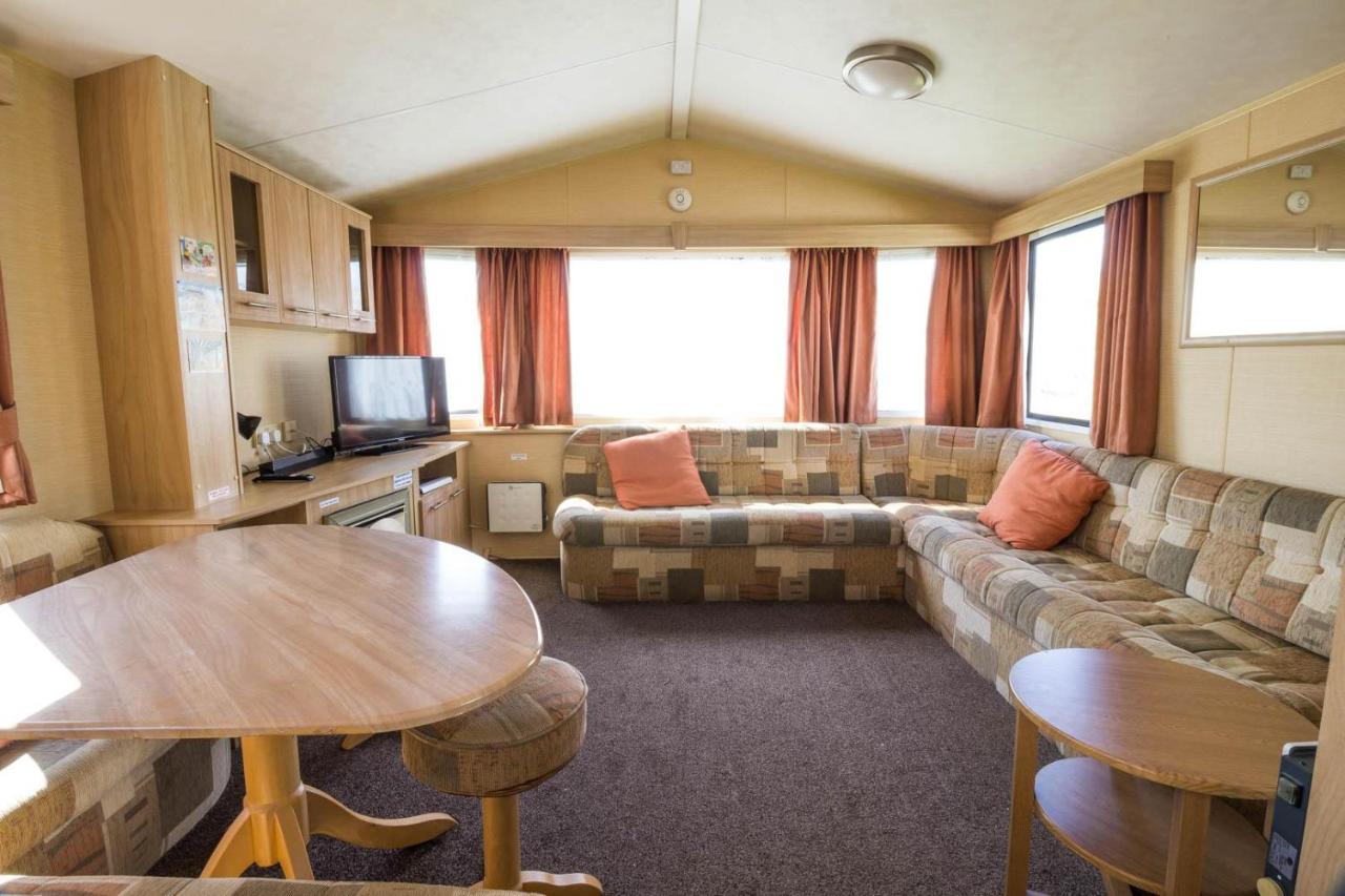 Lovely 6 Berth Caravan At Naze Marine In Essex Ref 17275c